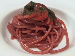 largine-a-venco-spaghetti-con-fragole-di-bosco-passata-di-pomodoro-e-aglio-orsino
