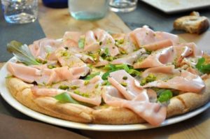 uno-dei-gustosi-piatti-che-al-nord-si-ostinano-a-chiamare-pizza-photo-by-passionegourmet-e1442826490755